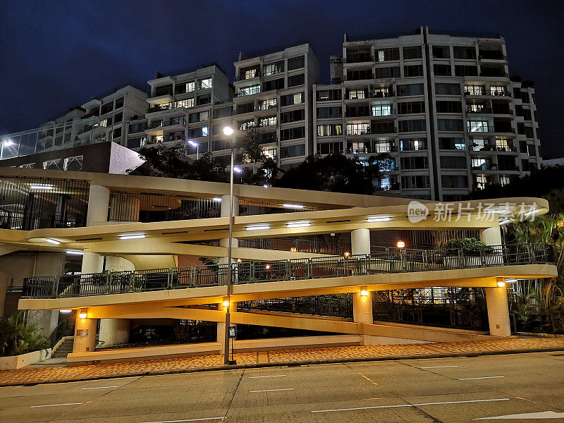 香港九龙塘夜间行人天桥