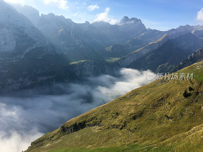 瑞士阿尔卑斯山脉山峰下的海云