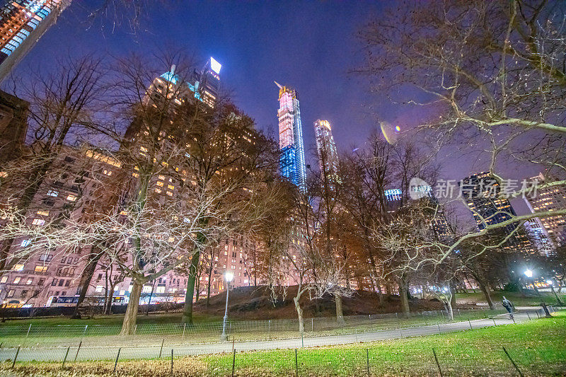 纽约中央公园和曼哈顿大厦的夜景