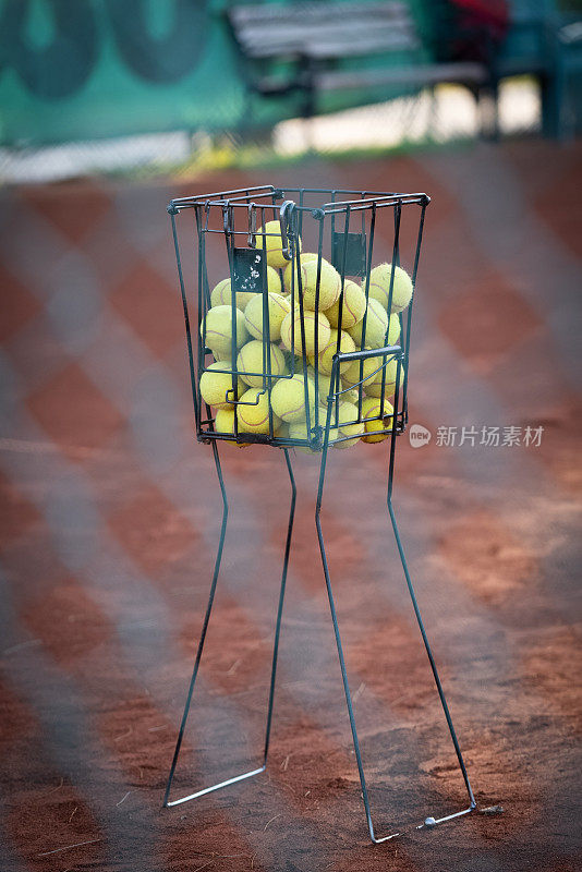 红土网球场的篮筐里的网球