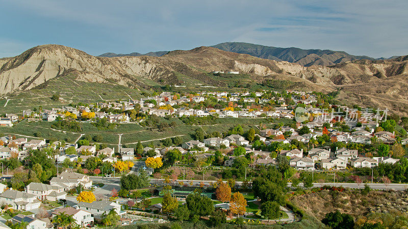 加州圣克拉利塔秋天的鸟瞰图