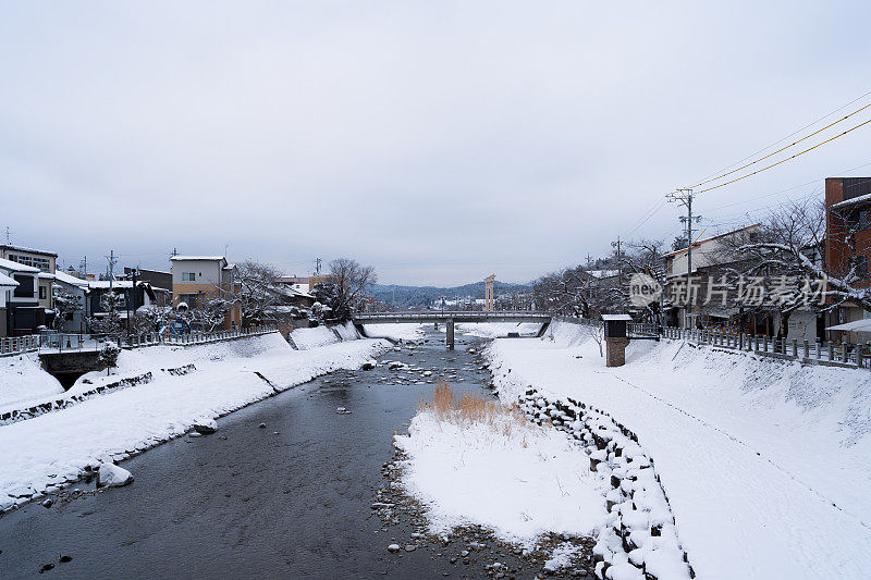 日本高山市村雪与溪水