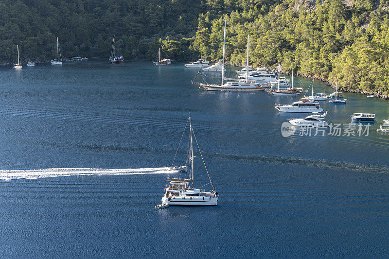 Sarsala湾。蓝色的巡航。游艇之旅。蓝色的航行。游艇在海湾相连。