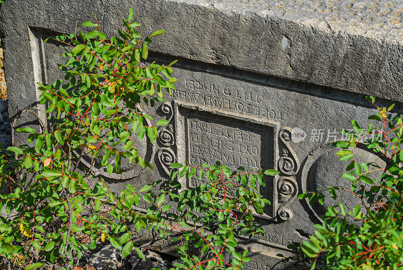 特尔梅索斯古城上层墓地中刻有碑文的岩石墓