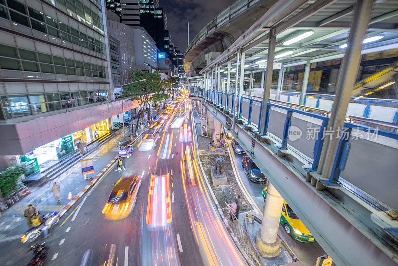 曼谷夜间繁忙的街道