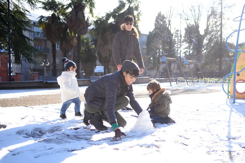 一家人在雪地里玩耍