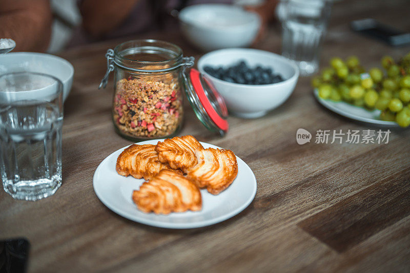 早餐时桌上有各种各样的食物