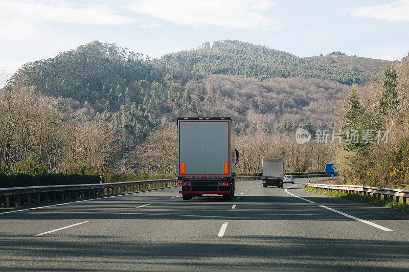 高速公路上的卡车