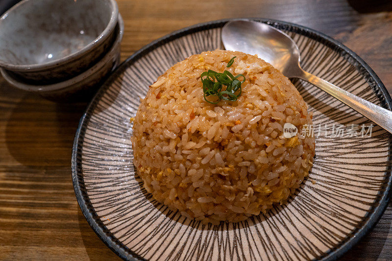 日本炒饭的特写照片被放在一个陶盘上。