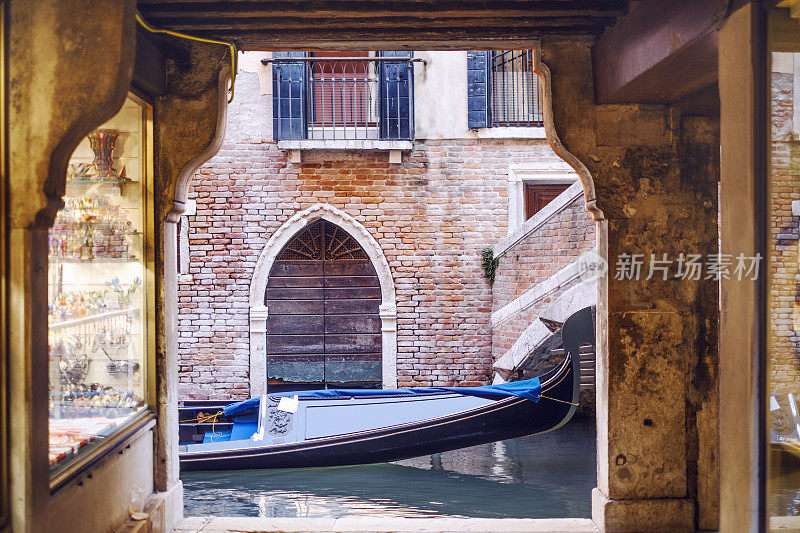 在意大利威尼斯美丽的运河景观中游泳的贡多拉。