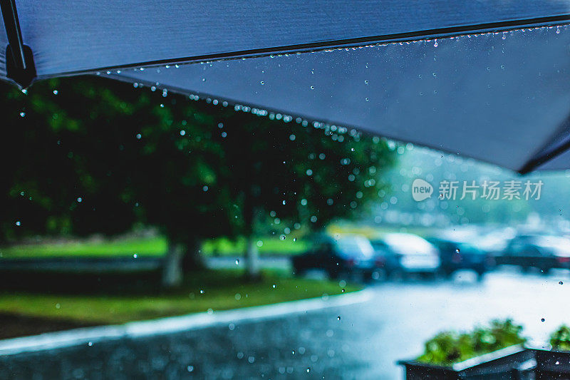 洪水在城市。暴雨。极端天气