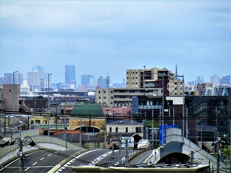 日本。7月。从郊区看东京的蓝色摩天大楼。