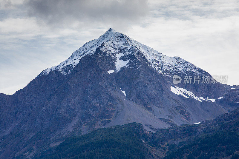 雪山山顶和景区基地