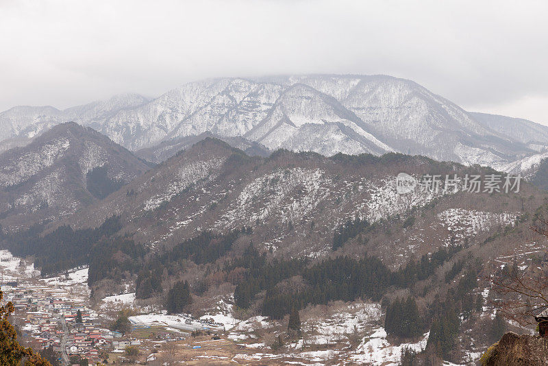 日本山形县的灶山冬季景观