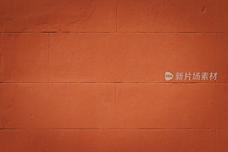 部分涂成橙色的混凝土砌块墙
