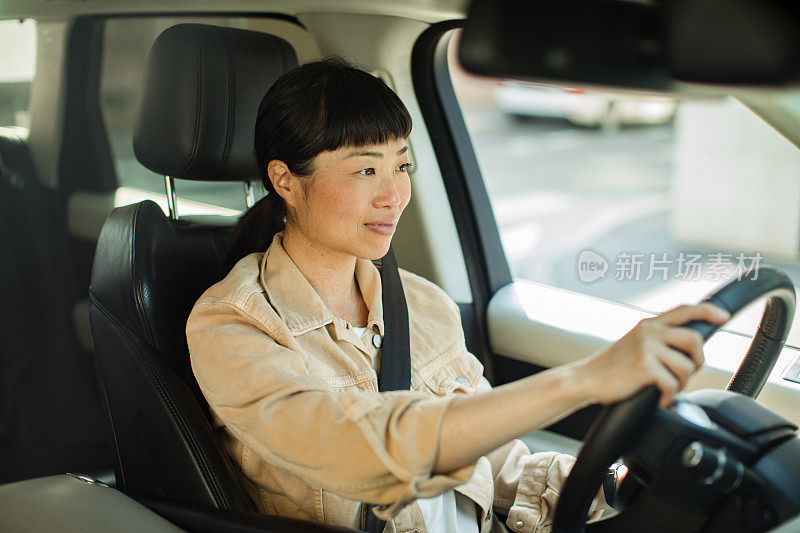 年轻的日本女性开车上班