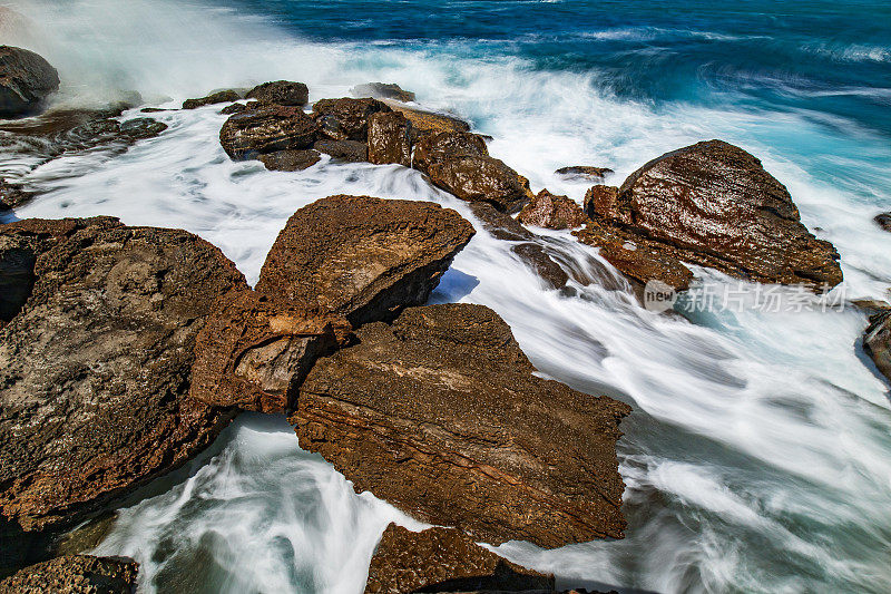 海浪冲刷着海滩上的岩石海岸环境