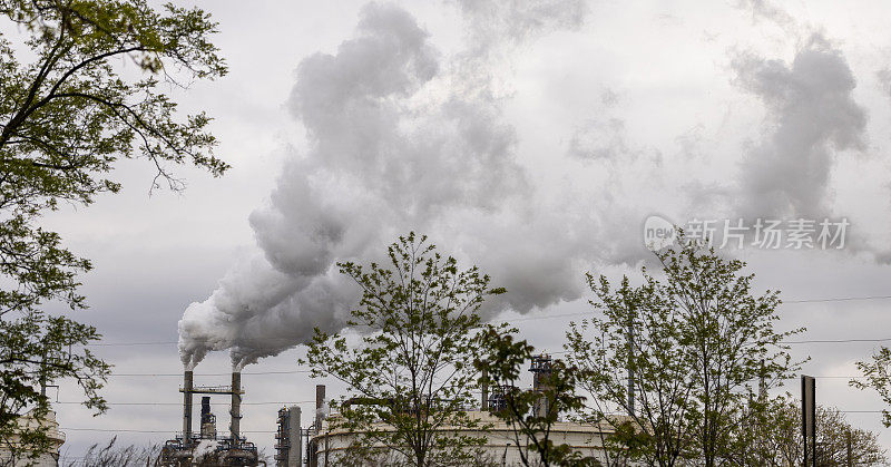 炼油厂排放的废气对附近社区的健康构成威胁。