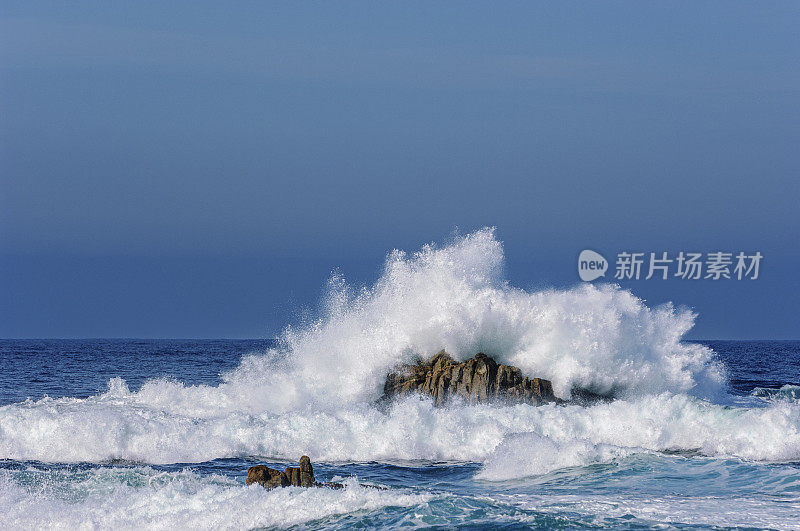 巨大的汹涌海浪撞击海岸岩石