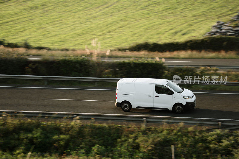 在高速公路上行驶的货车