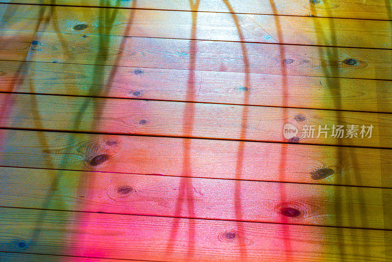 木地板上的彩虹灯