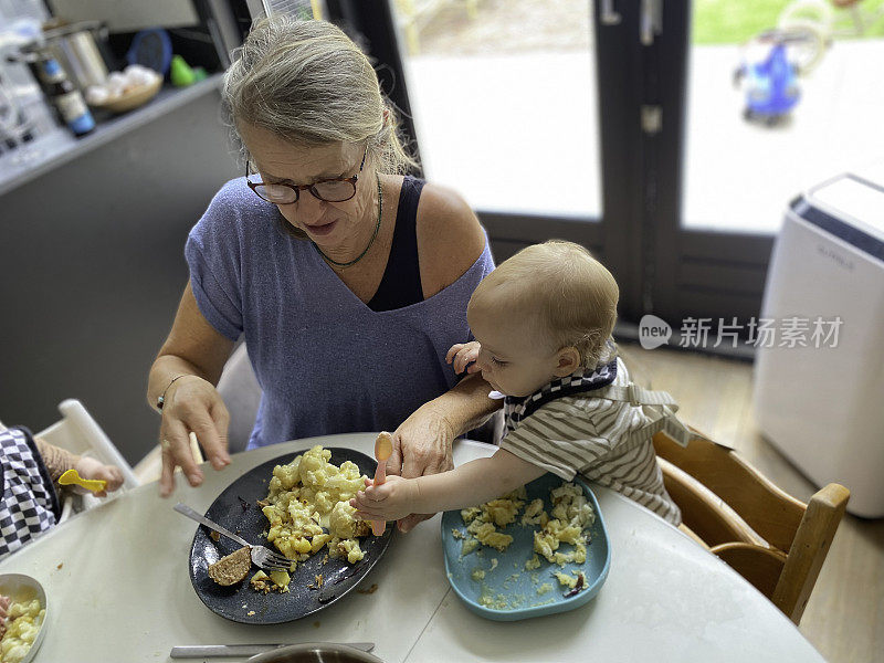 奶奶给婴儿喂奶