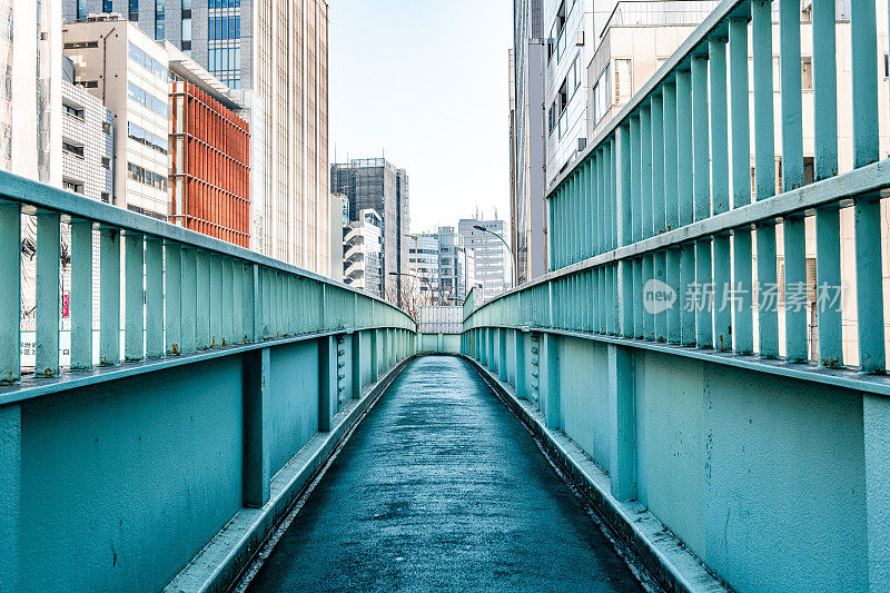 东京市内的人行桥