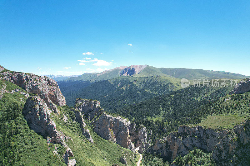 中国甘南山谷道路鸟瞰图