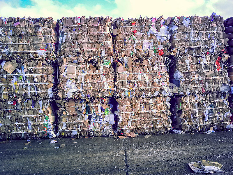 粉碎纸板包装准备运输当地垃圾填埋场英国伦敦