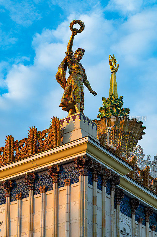 俄罗斯莫斯科，经济成就展(VDNH)“乌克兰”馆的雕像。国民经济成就展上的乌克兰馆
