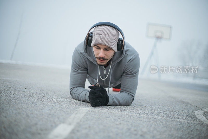 在雾天运动的人