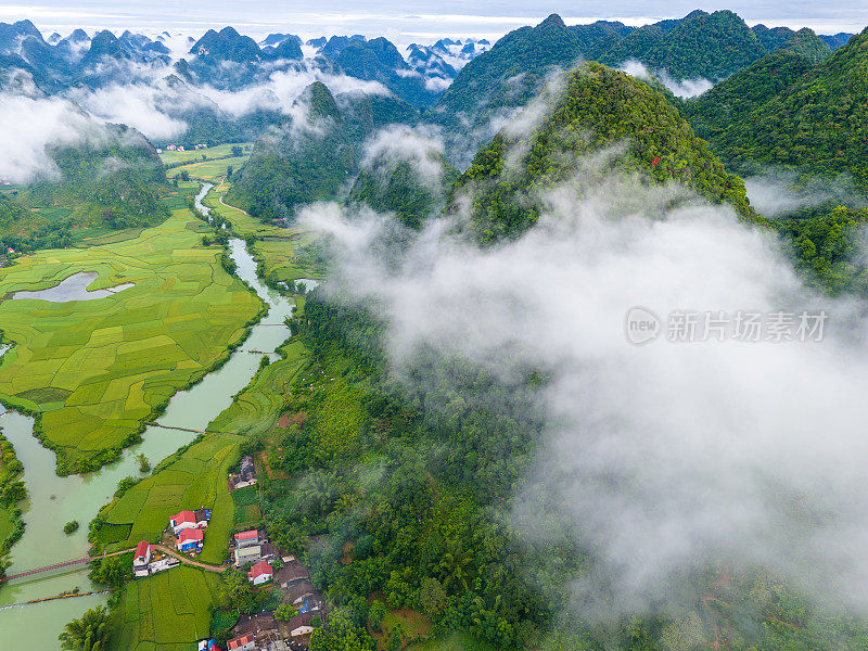 芳南河谷空中景观，越南曹邦省极具风光的景观，有河流、自然、绿色的稻田