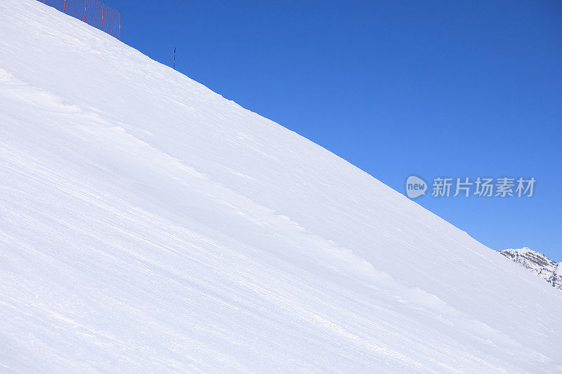 完美的滑雪斜坡。山顶的高山景观。意大利阿尔卑斯山滑雪场。利维尼奥滑雪胜地。意大利、欧洲。