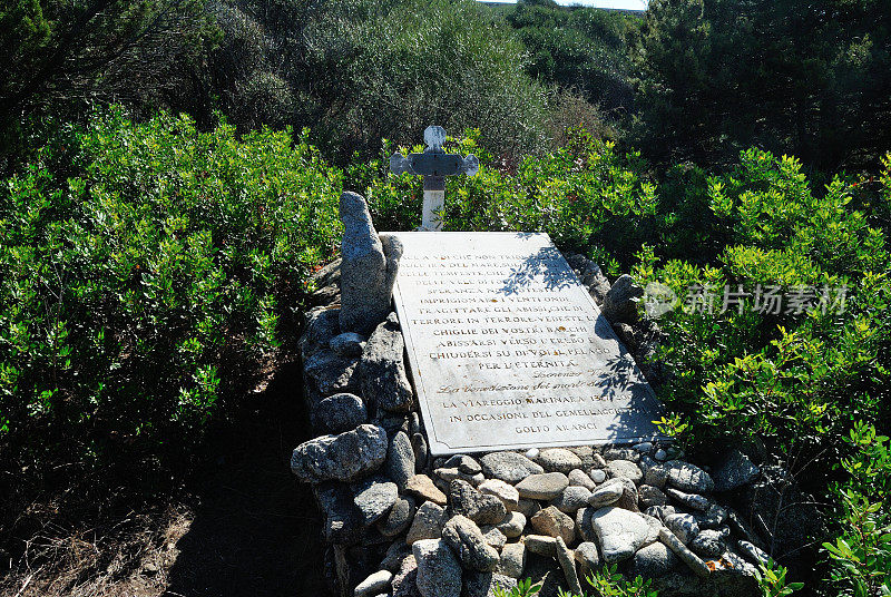 1896年在菲尼斯号沉船中遇难的维亚雷乔水手的坟墓