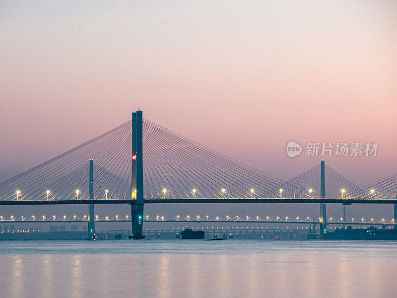 清晨的长江大桥，中国武汉。