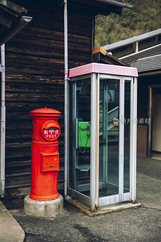 旧信箱和电话亭