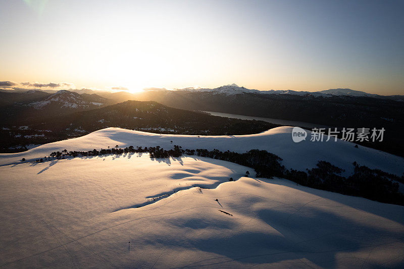 巴塔哥尼亚安第斯山脉雪山上的日落