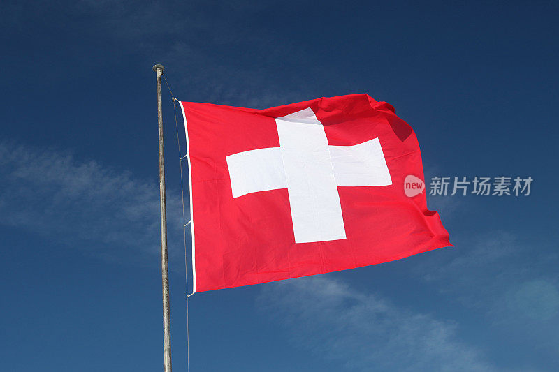 挥舞着瑞士国旗
