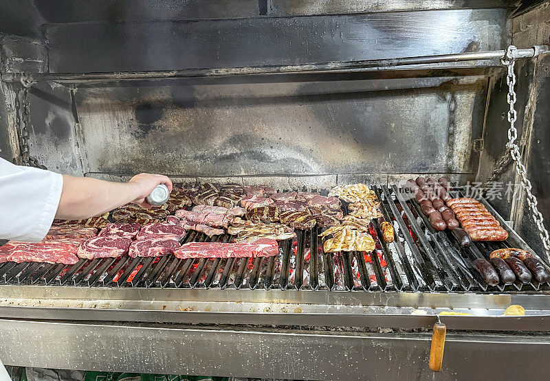 在烧烤餐厅用木炭烤肉