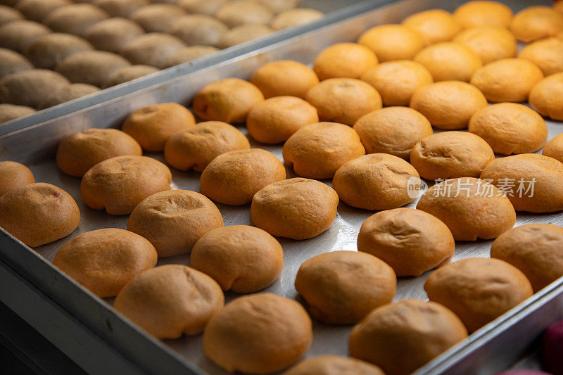 土耳其传统甜点伊兹密尔炸弹饼干-原子弹tatlısı与融化的巧克力奶油在热烤箱从Alsancak，伊兹密尔，土耳其
