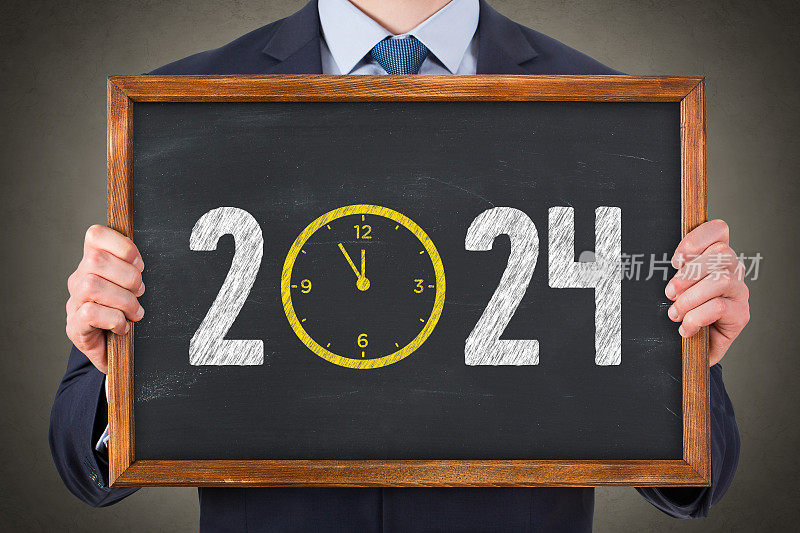 新年概念2024倒计时时钟在黑板背景