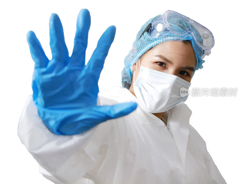 强有力的亚洲女医生穿着个人防护装备或PPE服装，为病人治疗，并在白色背景上显示出病毒隔离的停止手势