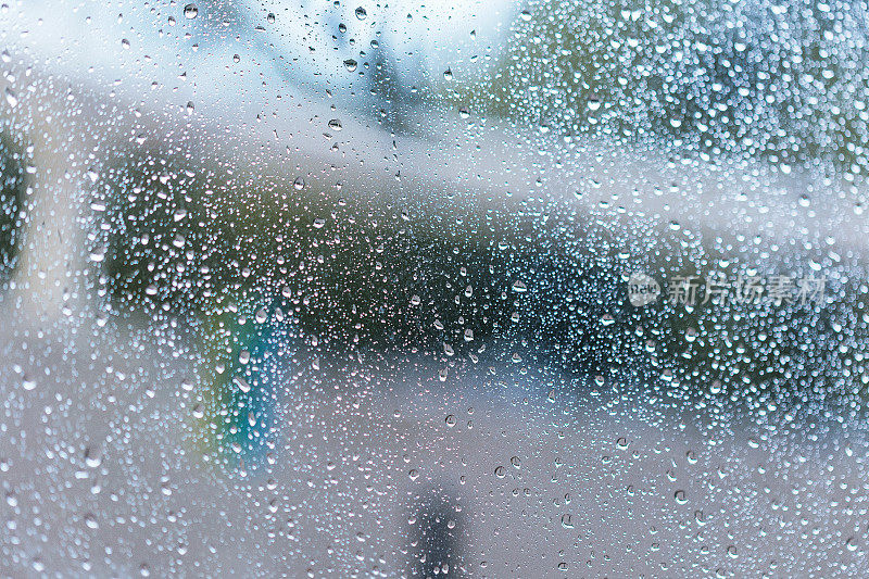 雨滴落在窗户上