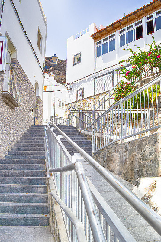 旅行的想法。西班牙大加那利岛莫甘港市的街道楼梯和铺满鲜花的小巷。