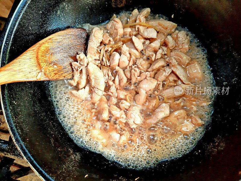 炒菜炒鸡和姜丝――食物准备。