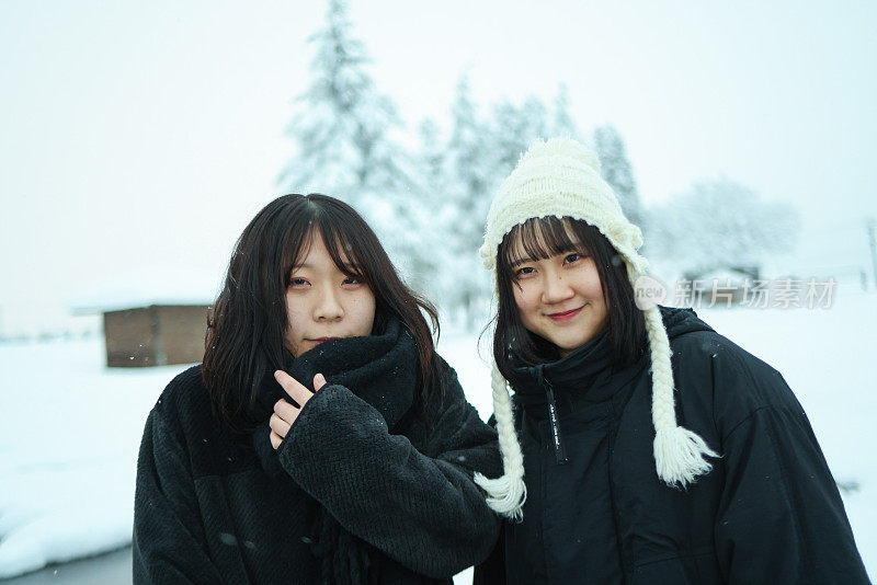 在雪地上放松的年轻女子