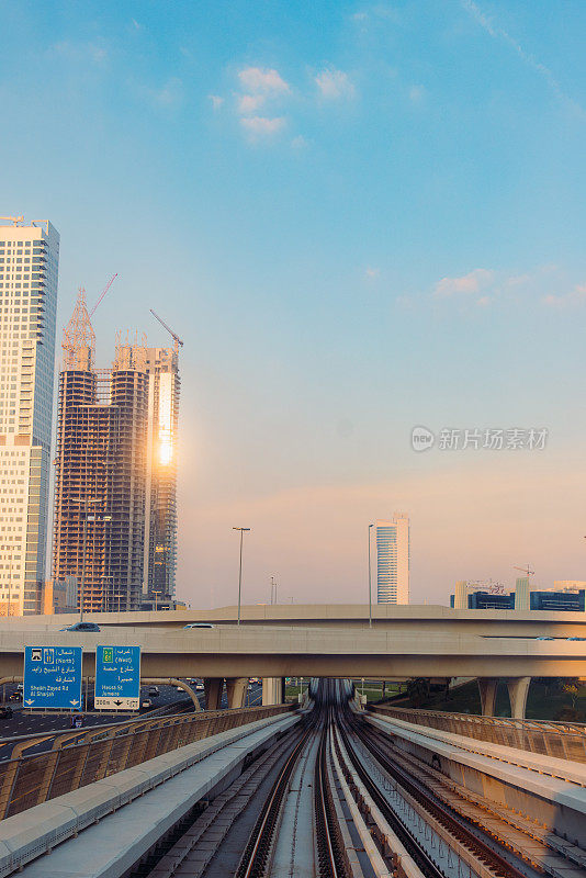 在乘坐迪拜地铁时欣赏城市天际线上的日落