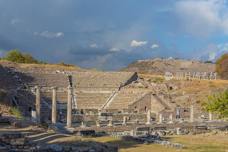 奥迪翁，古老的剧院遗址。别迦摩废墟在山上作为背景。帕加马的阿斯克勒庇俄斯，古希腊和古罗马的圣地和医疗中心。伯加马(伊兹密尔地区)，土耳其(土耳其语)