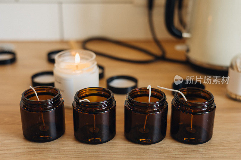 这些玻璃罐是用来倒热融化的蜡来制作自制蜡烛的