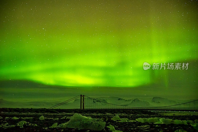 冰岛Jokulsarlon冰川钻石海滩的北极光